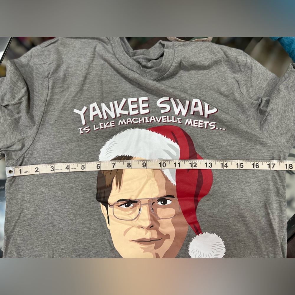 🛍️🛍️ THE OFFICE Dwight Yankee Swap Christmas Graphic Tshirt EUC - Picture 4 of 5